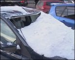В Иркутске упавший с крыши снег повредил несколько автомобилей